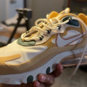 Nike Air Max 270 React Club Gold | Light Bone Sneakers